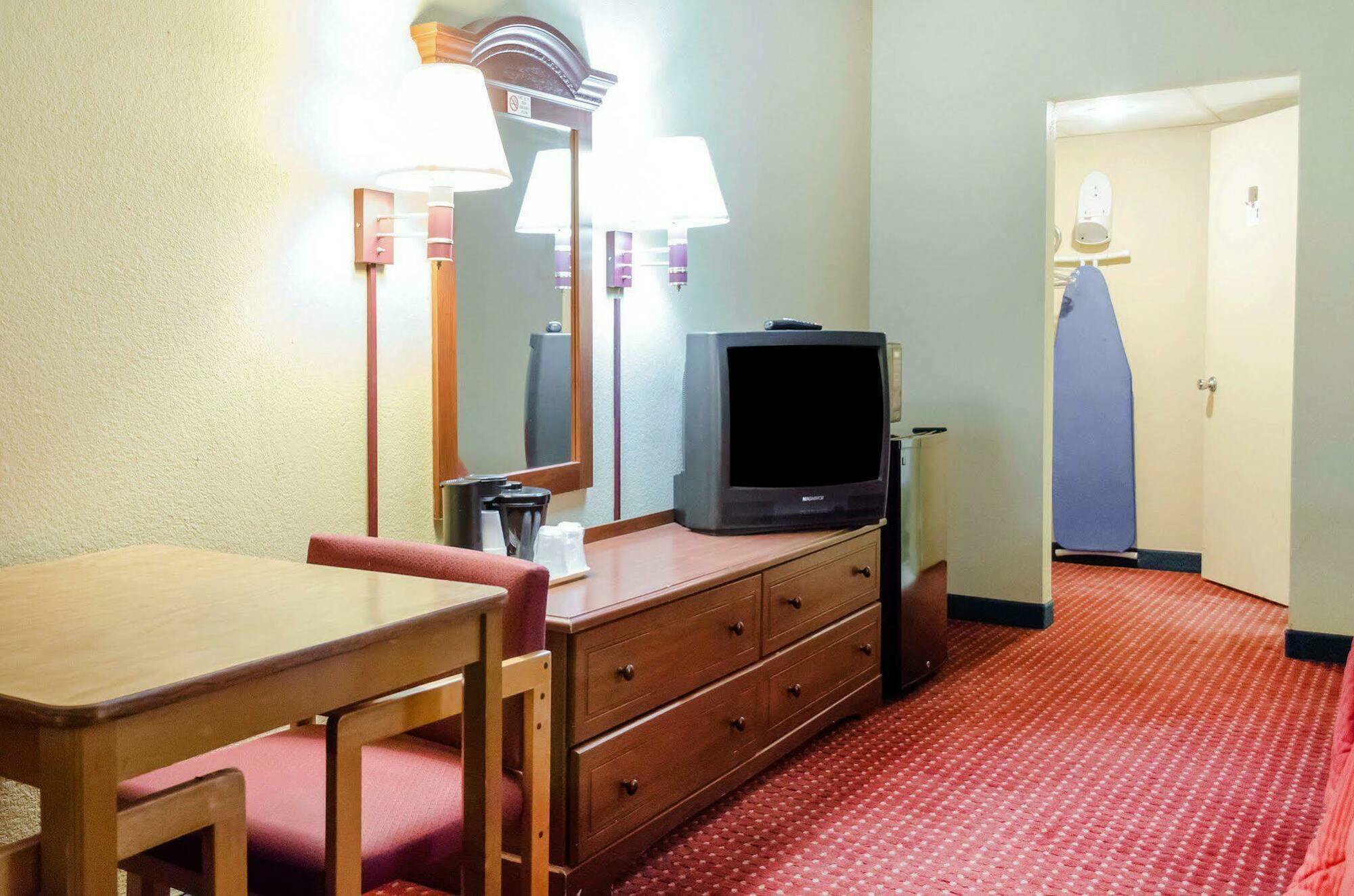 Rodeway Inn Гаррисберг Экстерьер фото